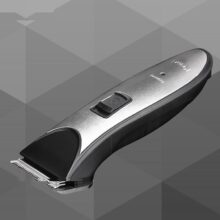 ماشین اصلاح سر و صورت کیمی مدل KM-3909، منبع انرژی برق، تکنولوژی اصلاح به صورت برش مستقیم، مدت زمان شارژ 480 دقیقه و مدت زمان استفاده پس از شارژ 60 دقیقه، به همراه برس تمیزکننده، جنس تیغه از تیتانیوم، با امکان درجه بندی میلیمتری تیغه