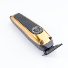 ماشین اصلاح موی سر و صورت کیمی مدل KM-1855، اصلاح به صورت صفر زن، خط زن، منبع انرژی باتری، تکنولوژی اصلاح به صورت تریمر، مدت زمان شارژ 180 دقیقه و مدت زمان استفاده پس از شارژ 210 دقیقه، به همراه برس تمیز کننده، روغن، کابل شارژ، قابلیت تنظیم سرعت