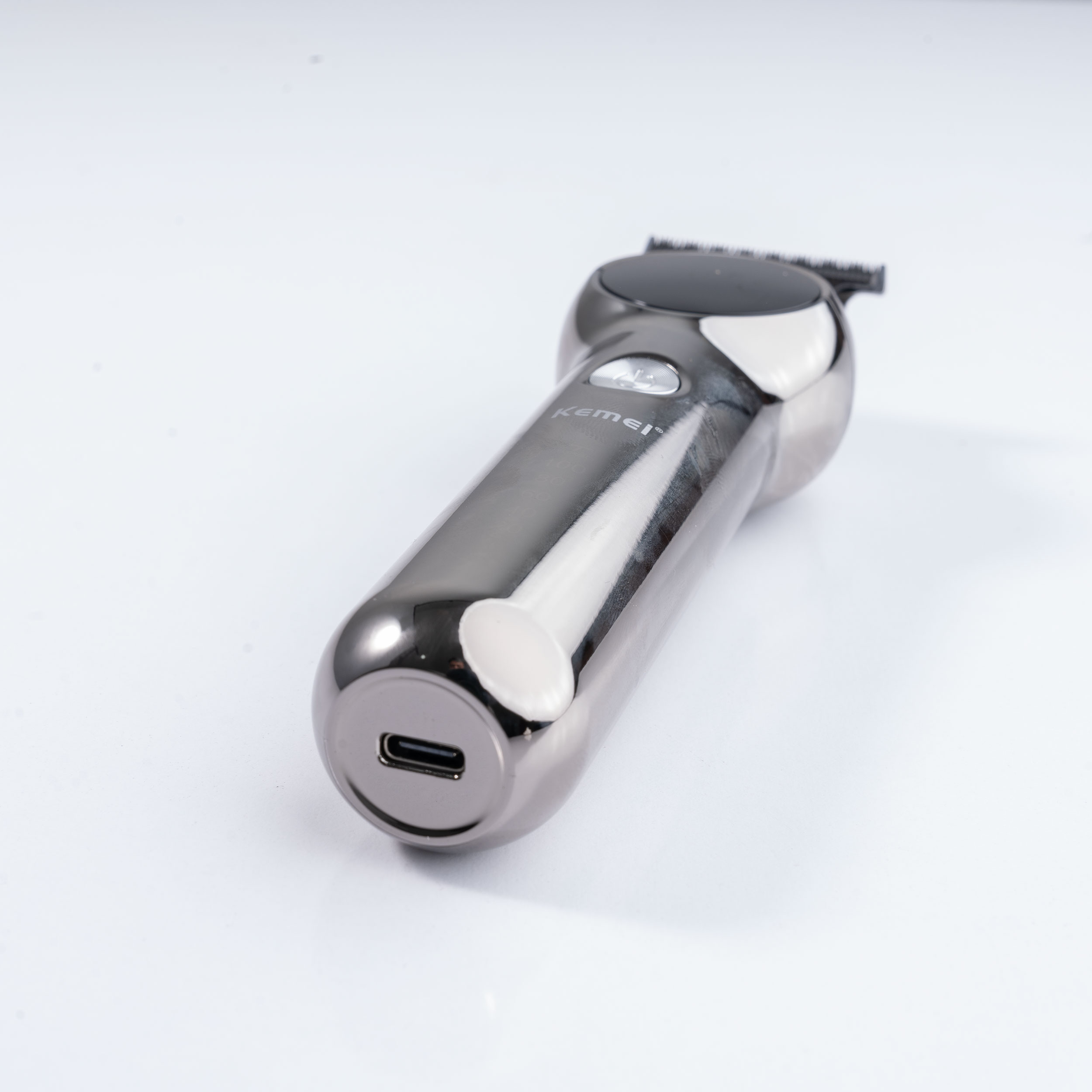 ماشین اصلاح موی سر و صورت کیمی مدل KM-1851، اصلاح به صورت صفر زن، خط زن، منبع انرژی باتری، تکنولوژی اصلاح به صورت تریمر، مدت زمان شارژ 120 دقیقه و مدت زمان استفاده پس از شارژ 180 دقیقه، به همراه برس تمیز کننده، روغن و کابل شارژ USB، دارای عملکرد توربو