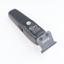 ماشین اصلاح موی سر و صورت کیمی مدل KM-1855، اصلاح به صورت صفر زن، خط زن، منبع انرژی باتری، تکنولوژی اصلاح به صورت تریمر، مدت زمان شارژ 180 دقیقه و مدت زمان استفاده پس از شارژ 210 دقیقه، به همراه برس تمیز کننده، روغن، کابل شارژ، قابلیت تنظیم سرعت