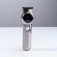 ماشین اصلاح موی سر و صورت کیمی مدل KM-1851، اصلاح به صورت صفر زن، خط زن، منبع انرژی باتری، تکنولوژی اصلاح به صورت تریمر، مدت زمان شارژ 120 دقیقه و مدت زمان استفاده پس از شارژ 180 دقیقه، به همراه برس تمیز کننده، روغن و کابل شارژ USB، دارای عملکرد توربو