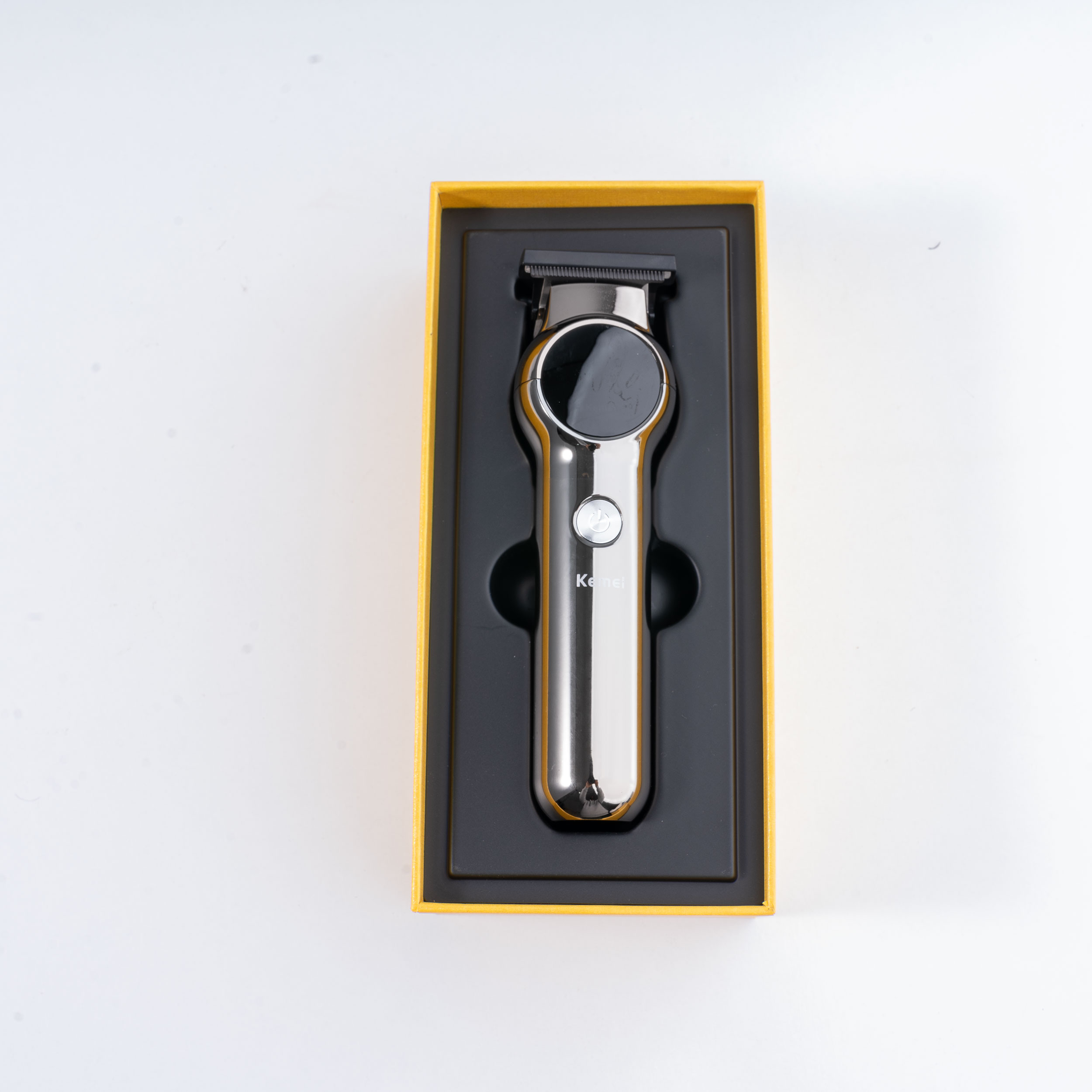 ماشین اصلاح موی سر و صورت کیمی مدل KM-1851، اصلاح به صورت صفر زن، خط زن، منبع انرژی باتری، تکنولوژی اصلاح به صورت تریمر، مدت زمان شارژ 120 دقیقه و مدت زمان استفاده پس از شارژ 180 دقیقه، به همراه برس تمیز کننده، روغن و کابل شارژ USB، دارای عملکرد توربو