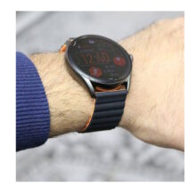 ساعت هوشمند گلوریمی مدل MOB LIGHT WEIGHT M1 PORO دارای قابلیت های کنترل موسیقی، شمارنده ضربان قلب، گام شمار، قابلیت مکالمه از طریق بلوتوث، پشتیبانی از زبان فارسی، بند سیلیکون