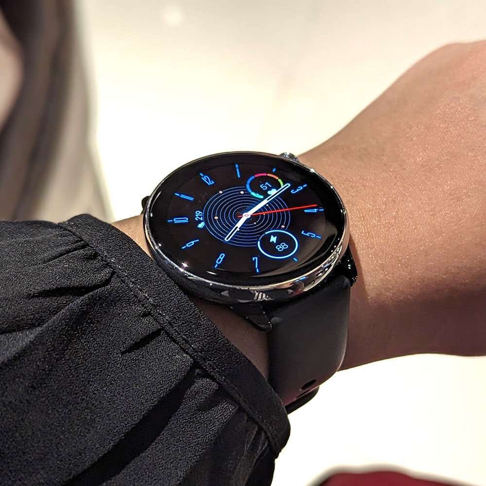 ساعت هوشمند امیزفیت مدل MAH PERFECT MINI 400 GTR دارای قابلیت های کنترل موسیقی، شمارنده ضربان قلب، گام شمار، قابلیت مکالمه از طریق بلوتوث، پشتیبانی از زبان فارسی، بند سیلیکون
