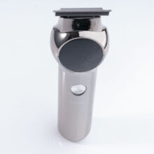 ماشین اصلاح موی سر و صورت کیمی مدل KM-1851، اصلاح به صورت صفر زن، خط زن، منبع انرژی باتری، تکنولوژی اصلاح به صورت تریمر، مدت زمان شارژ 120 دقیقه و مدت زمان استفاده پس از شارژ 180 دقیقه، به همراه برس تمیز کننده، روغن و کابل شارژ USB، دارای عملکرد توربو