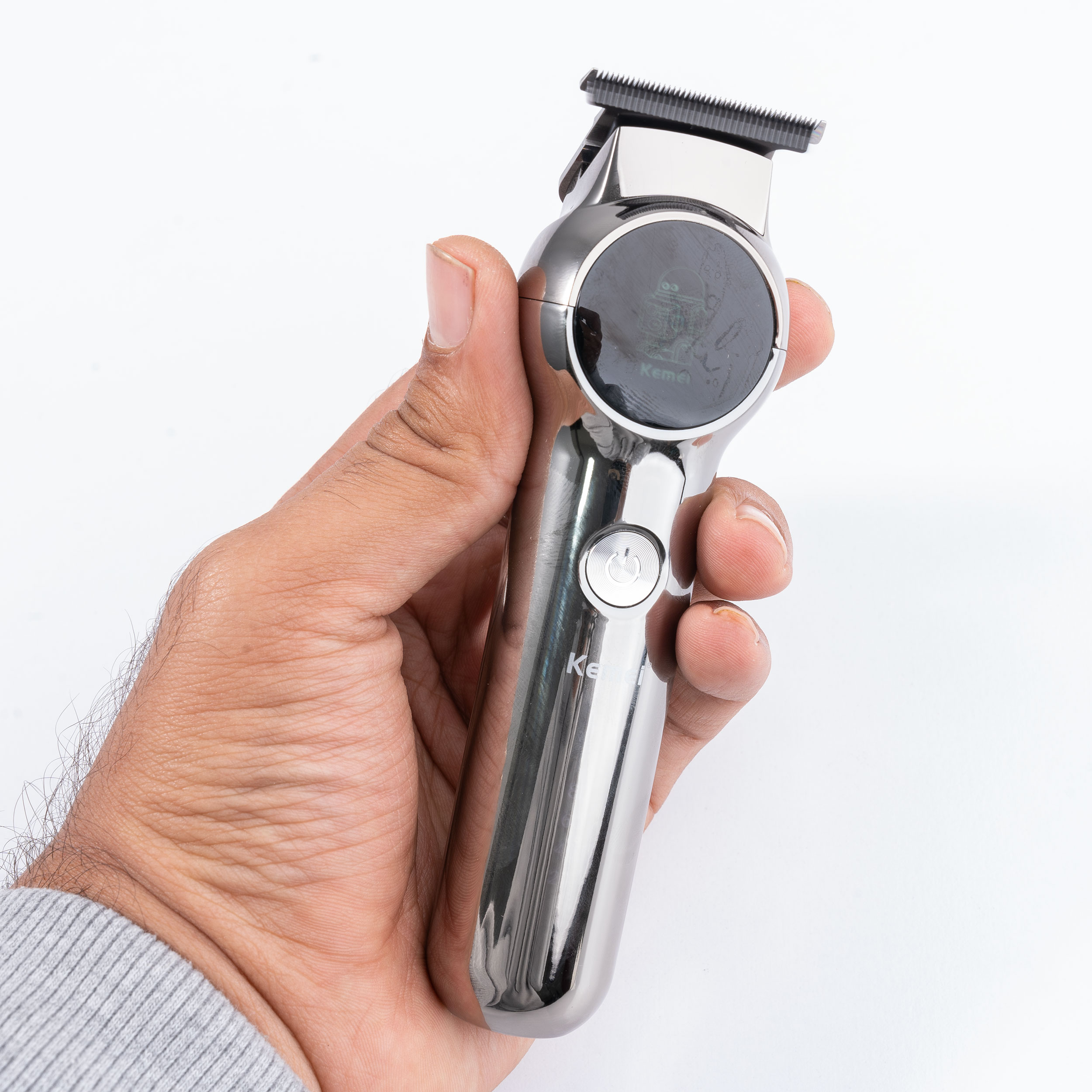 ماشین اصلاح موی سر و صورت کیمی مدل KM-1851، اصلاح به صورت صفر زن، خط زن، منبع انرژی باتری، تکنولوژی اصلاح به صورت تریمر، مدت زمان شارژ 120 دقیقه و مدت زمان استفاده پس از شارژ 180 دقیقه، به همراه برس تمیز کننده، روغن و کابل شارژ USB، دارای عملکرد توربو