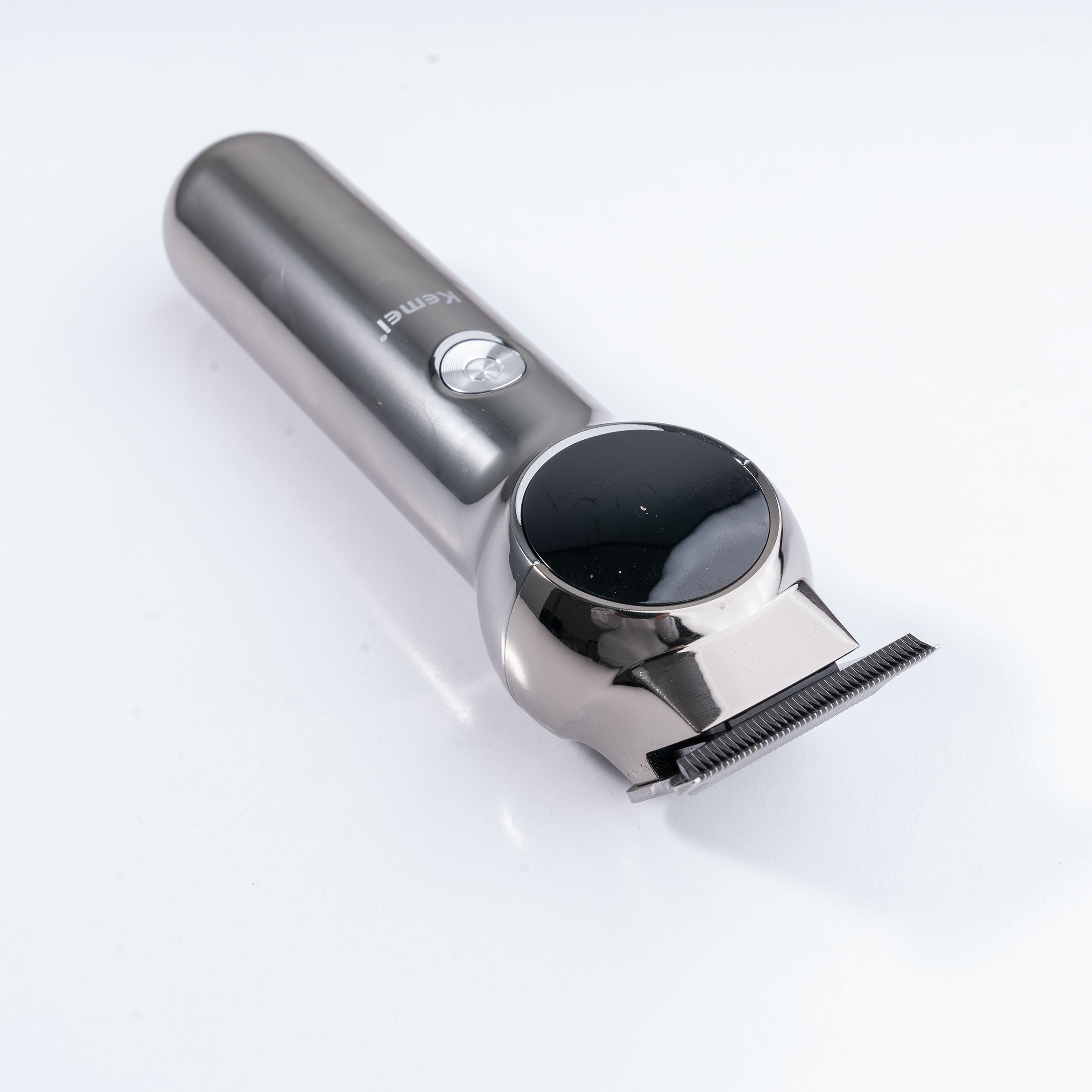 ماشین اصلاح موی سر و صورت کیمی مدل KM-1851، اصلاح به صورت صفر زن، خط زن، منبع انرژی باتری، تکنولوژی اصلاح به صورت تریمر، مدت زمان شارژ 120 دقیقه و مدت زمان استفاده پس از شارژ 180 دقیقه، به همراه برس تمیز کننده، روغن و کابل شارژ USB، دارای عملکرد توربو