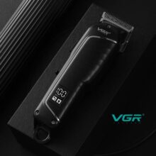 ماشین اصلاح موی سر و صورت وی جی ار مدل V-683، استفاده به صورت خشک و مرطوب، منبع انرژی باتری، تکنولوژی اصلاح به صورت تریمر، اندازه اصلاح 0.8 میلی‌متر، مدت زمان شارژ 180 دقیقه و مدت زمان استفاده پس از شارژ 200 دقیقه، به همراه برس تمیزکننده