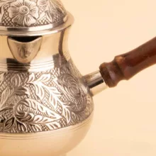 قهوه جوش برنجی مدل درب دار دسته چوبی 2.3 CUP