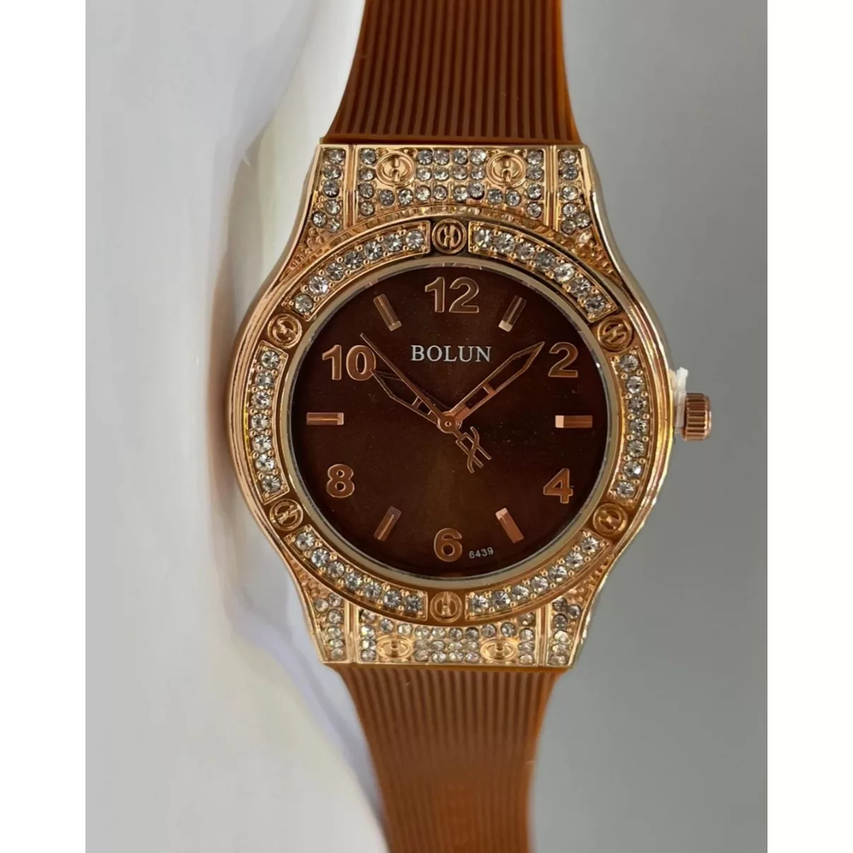 ساعت مچی عقربه ای زنانه بولون مدل کلاسیک قاب دور نگین کد 6
