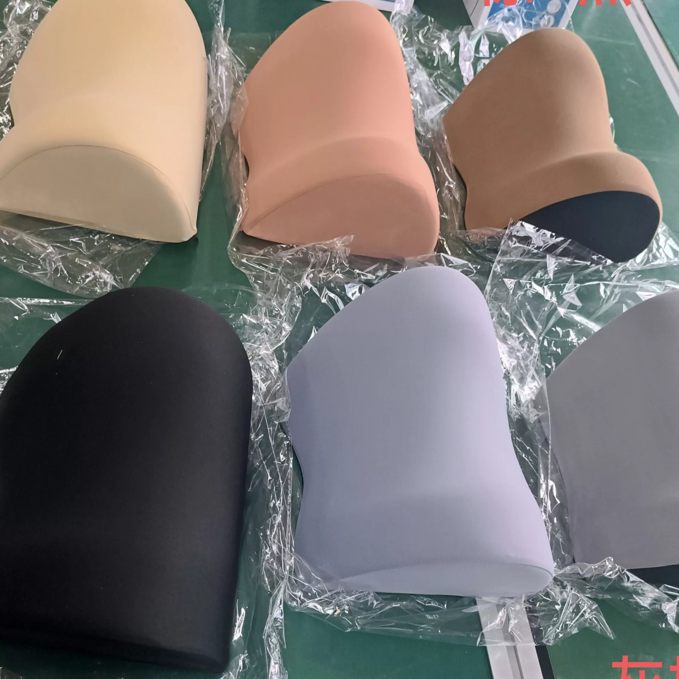 پشت گردنی صندلی خودرو مدل P-UNIAMACS079 به همراه نگهدارنده گوشی