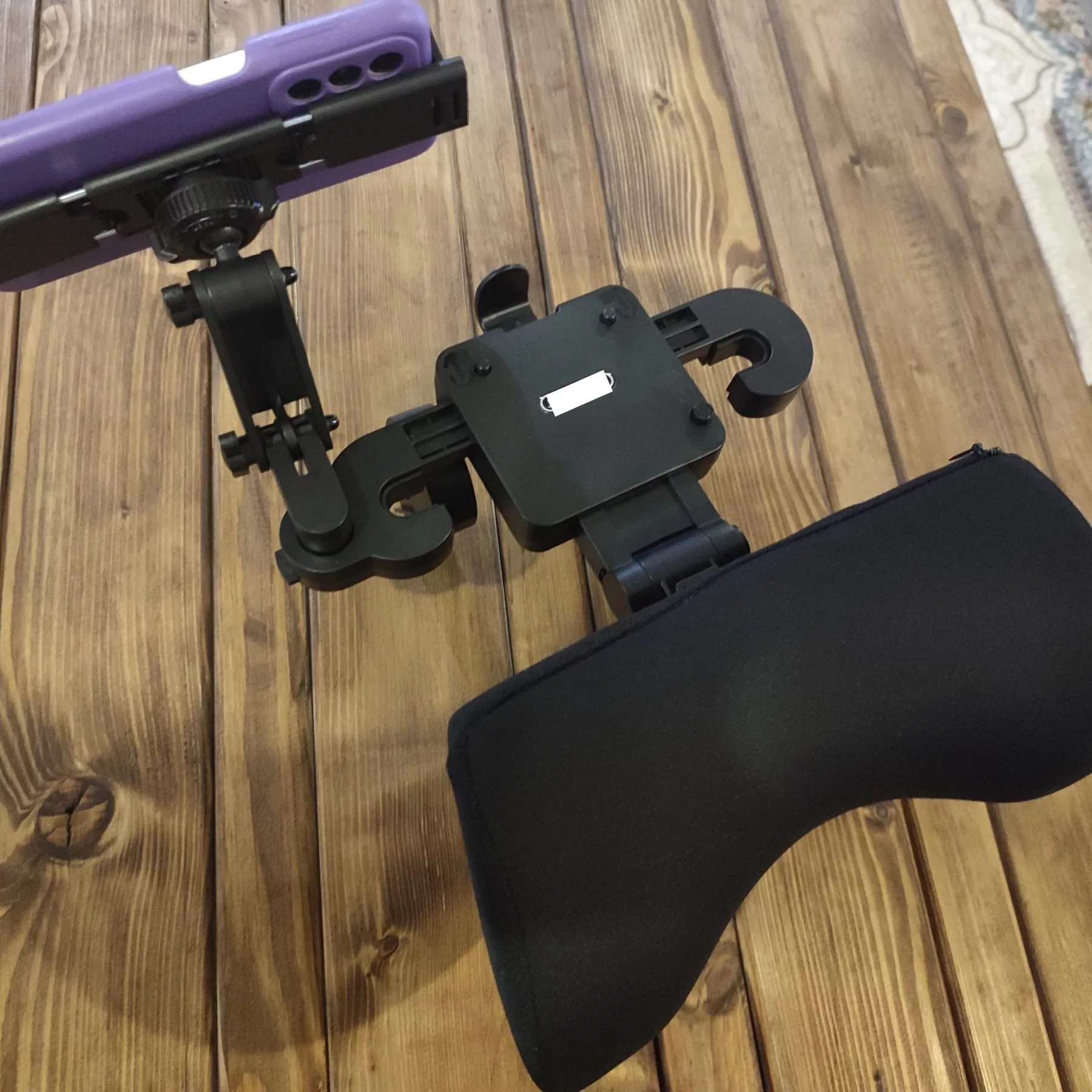 پشت گردنی صندلی خودرو مدل P-UNIAMACS079 به همراه نگهدارنده گوشی