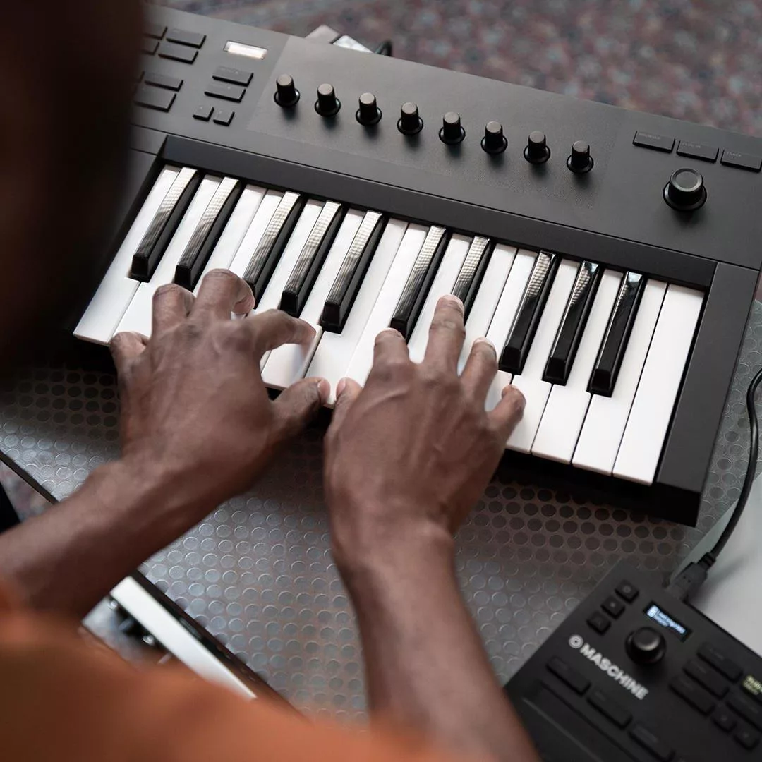 کیبرد میدی کنترلر نیتیو اینسترومنت مدل Komplete Kontrol A25