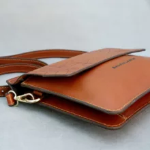 کیف دوشی زنانه چرم بارثاوا مدل 1351
