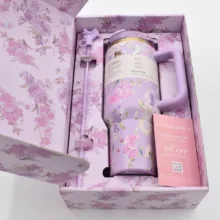 تراول ماگ استنلی مدل LoveShackFancy Holiday Quencher Limited edition گنجایش 1.18 لیتر