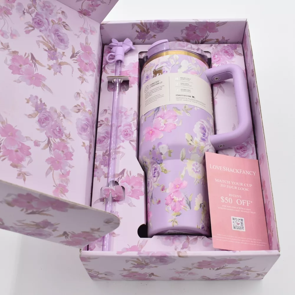 تراول ماگ استنلی مدل LoveShackFancy Holiday Quencher Limited edition گنجایش 1.18 لیتر