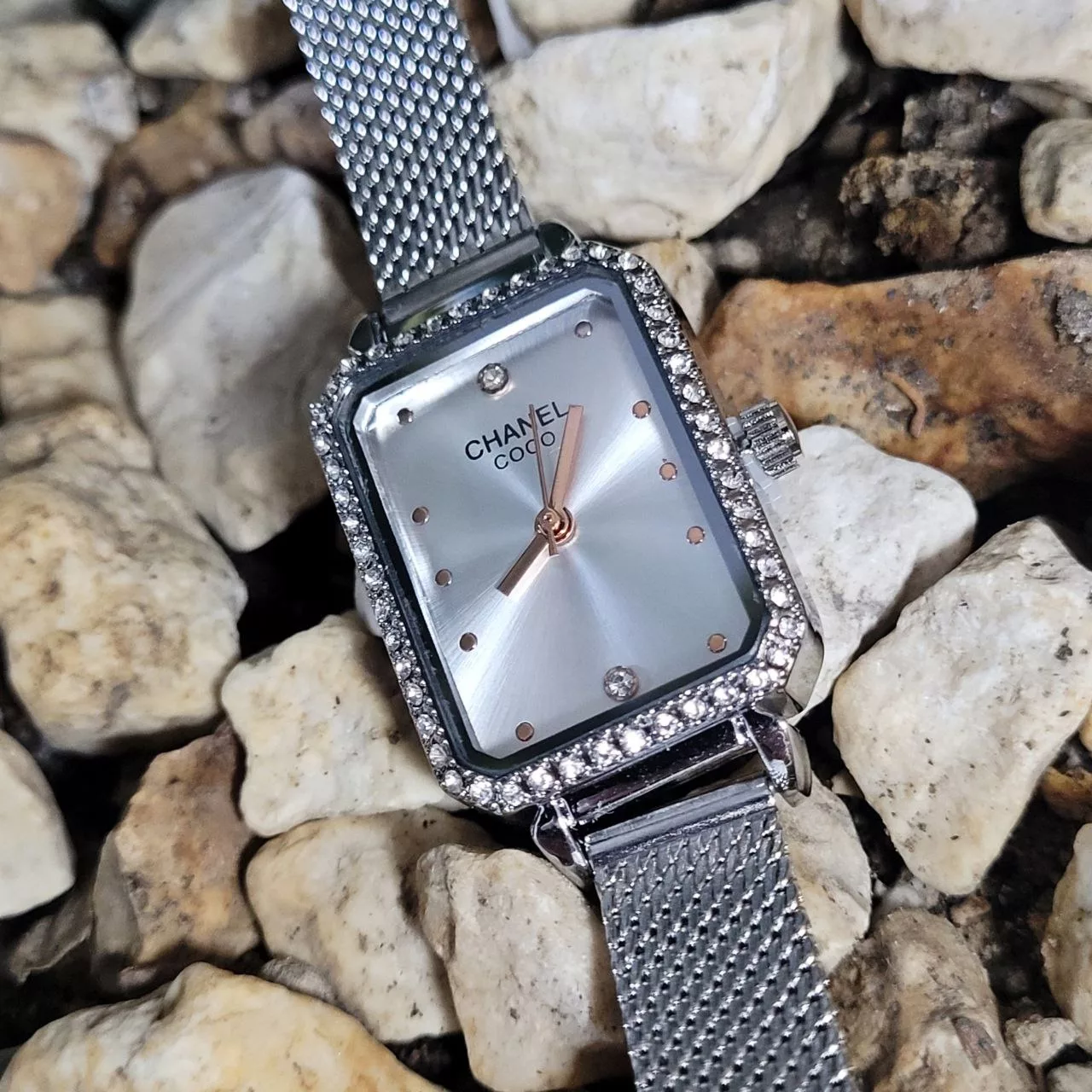 ساعت مچی عقربه ای زنانه مدل دور نگین حصیری کد 01