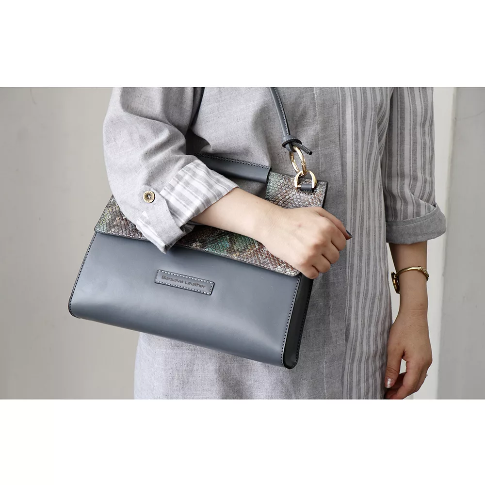 کیف رودوشی زنانه چرم بارثاوا مدل 1382