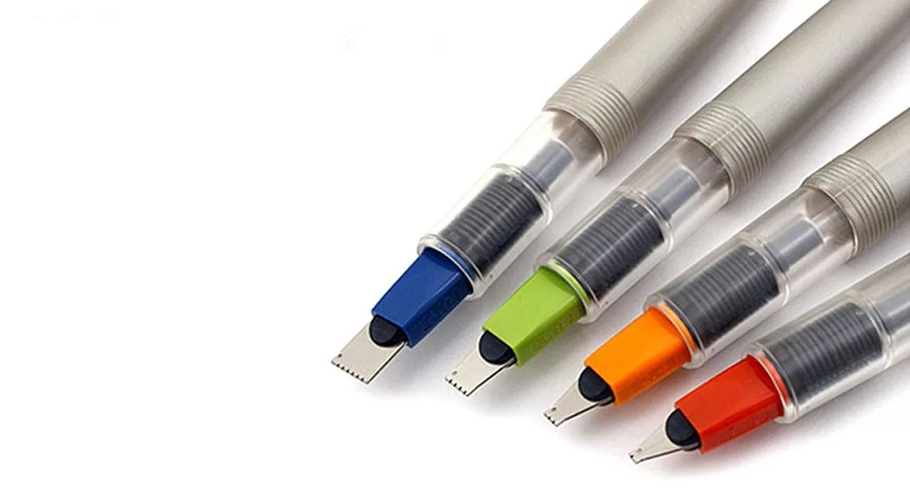 قلم کالیگرافی پایلوت مدل پارالل با نوک نوشتاری 6 میلی متری به همراه بسته دوعددی خودکار پایلوت BPS-GP