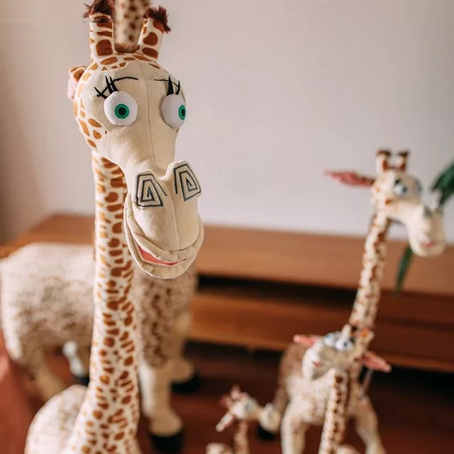 عروسک طرح زرافه ماداگاسکار مدل JIMI110 ارتفاع 100 سانتی‌متر