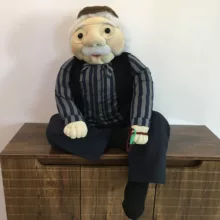 عروسک مدل پدربزرگ نشسته ارتفاع 55 سانتی متر