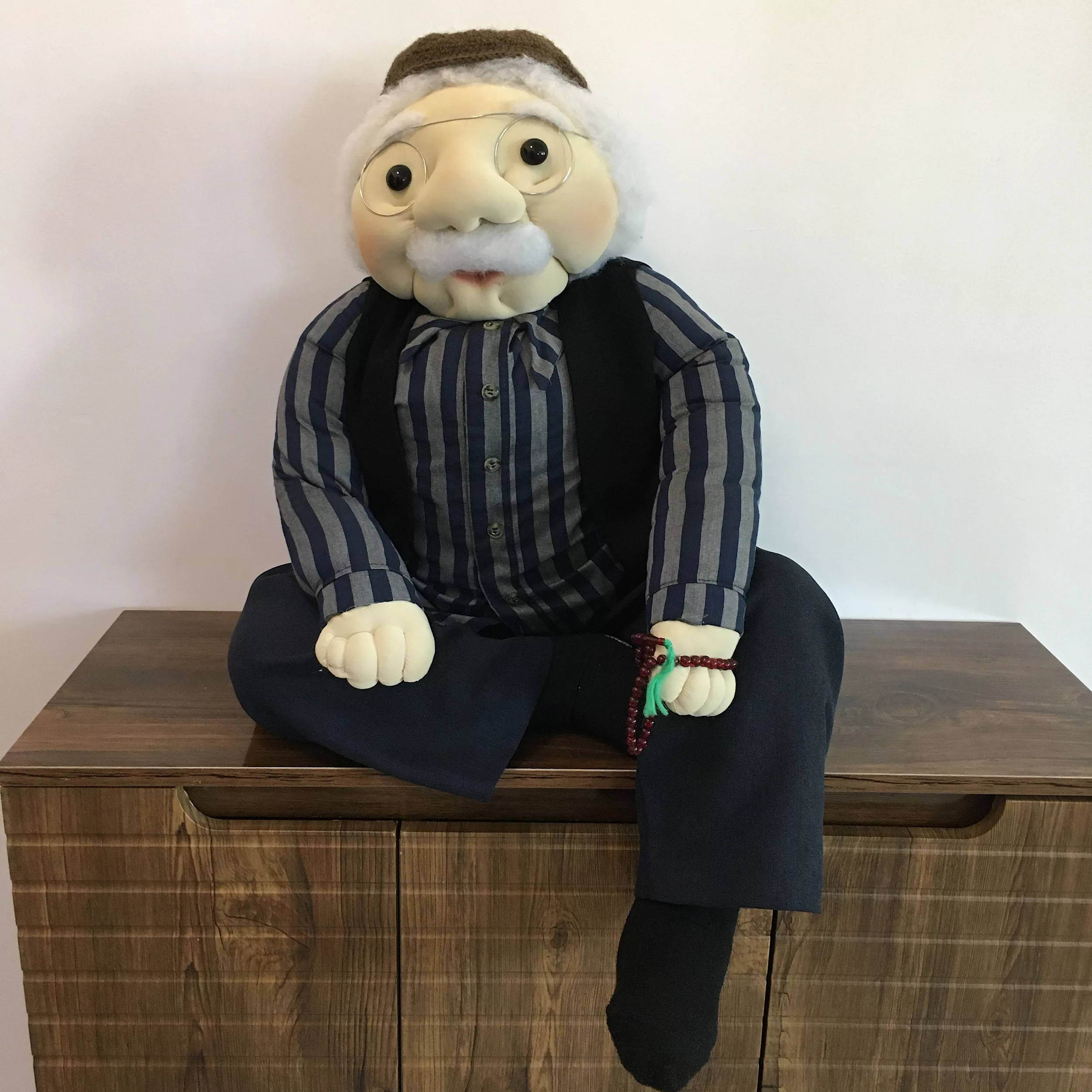 عروسک مدل پدربزرگ نشسته ارتفاع 55 سانتی متر