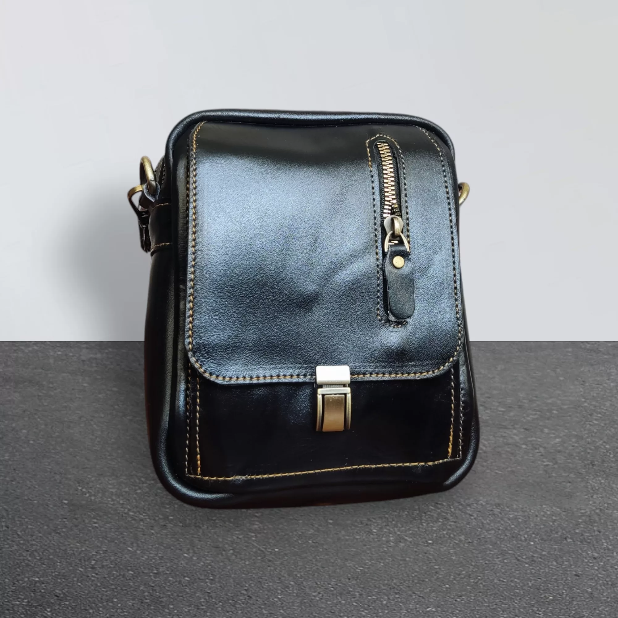 کیف رودوشی مدل چرم گاوی شاهوار