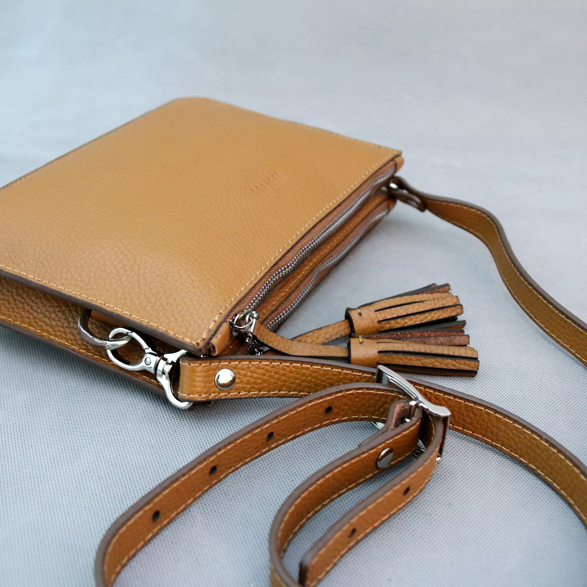 کیف دوشی زنانه چرم بارثاوا مدل 1392