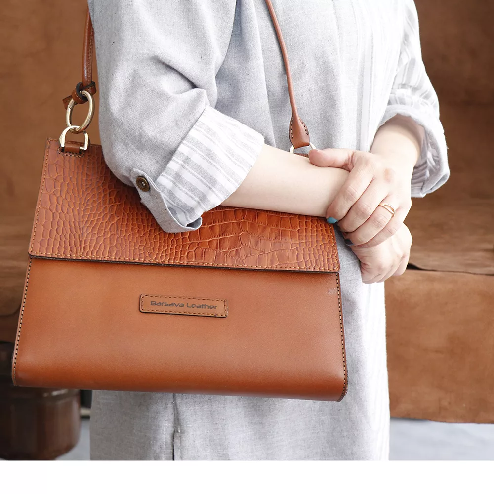 کیف رودوشی زنانه چرم بارثاوا مدل 1382