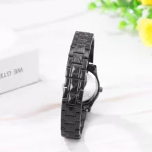 ساعت مچی عقربهای زنانه مدل کوارتز کلاسیک دی دیت بند استیل طرح تراش الماسی کد C1.9