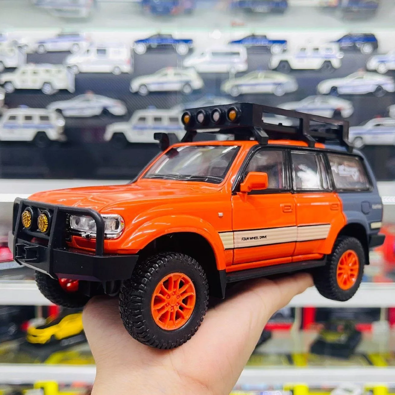 ماکت ماشین چه ژی مدل تویوتا لندکروزر Toyota Land Cruiser LC80 کد R100