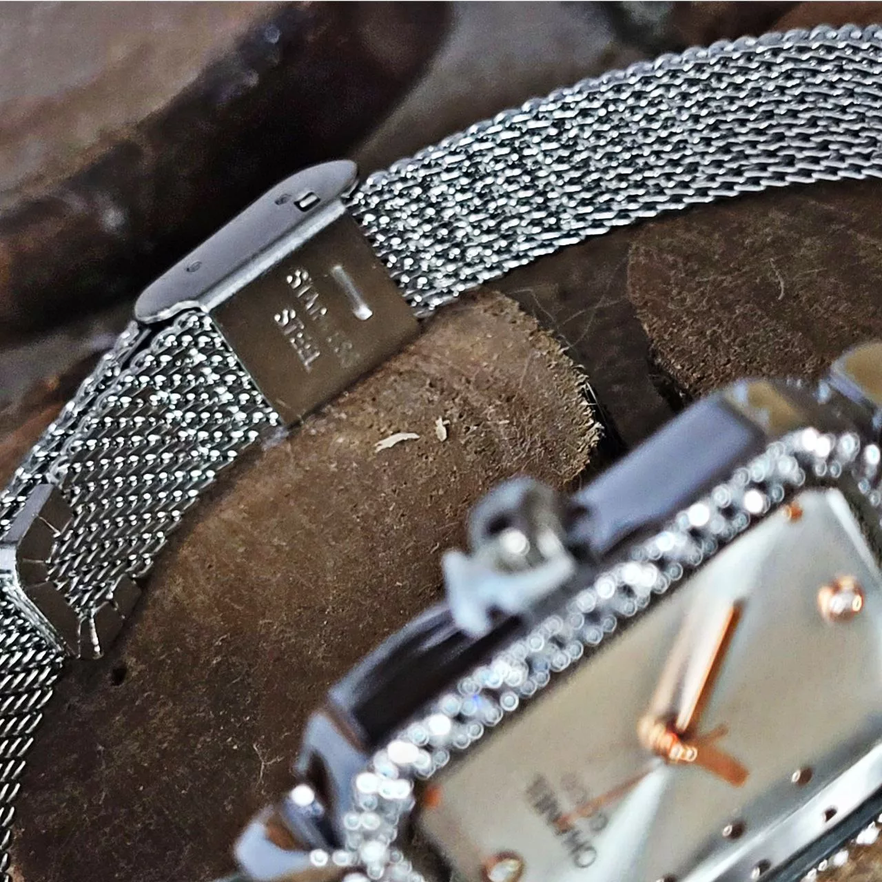 ساعت مچی عقربه ای زنانه مدل دور نگین حصیری کد 01