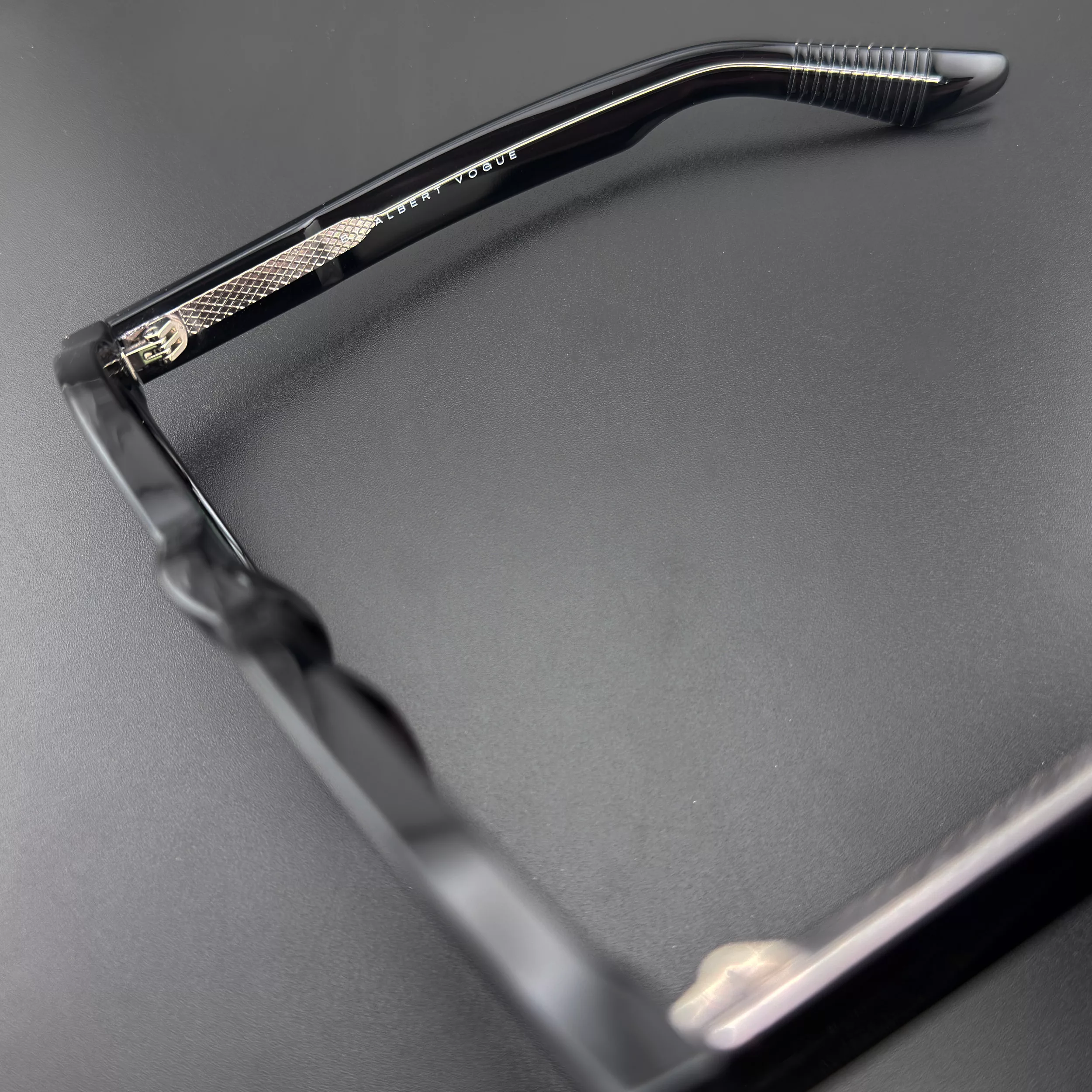 فریم عینک طبی آلبرت وگ مدل S31107-C1-1 Acetate مناسب برای صورت گرد و بیضی