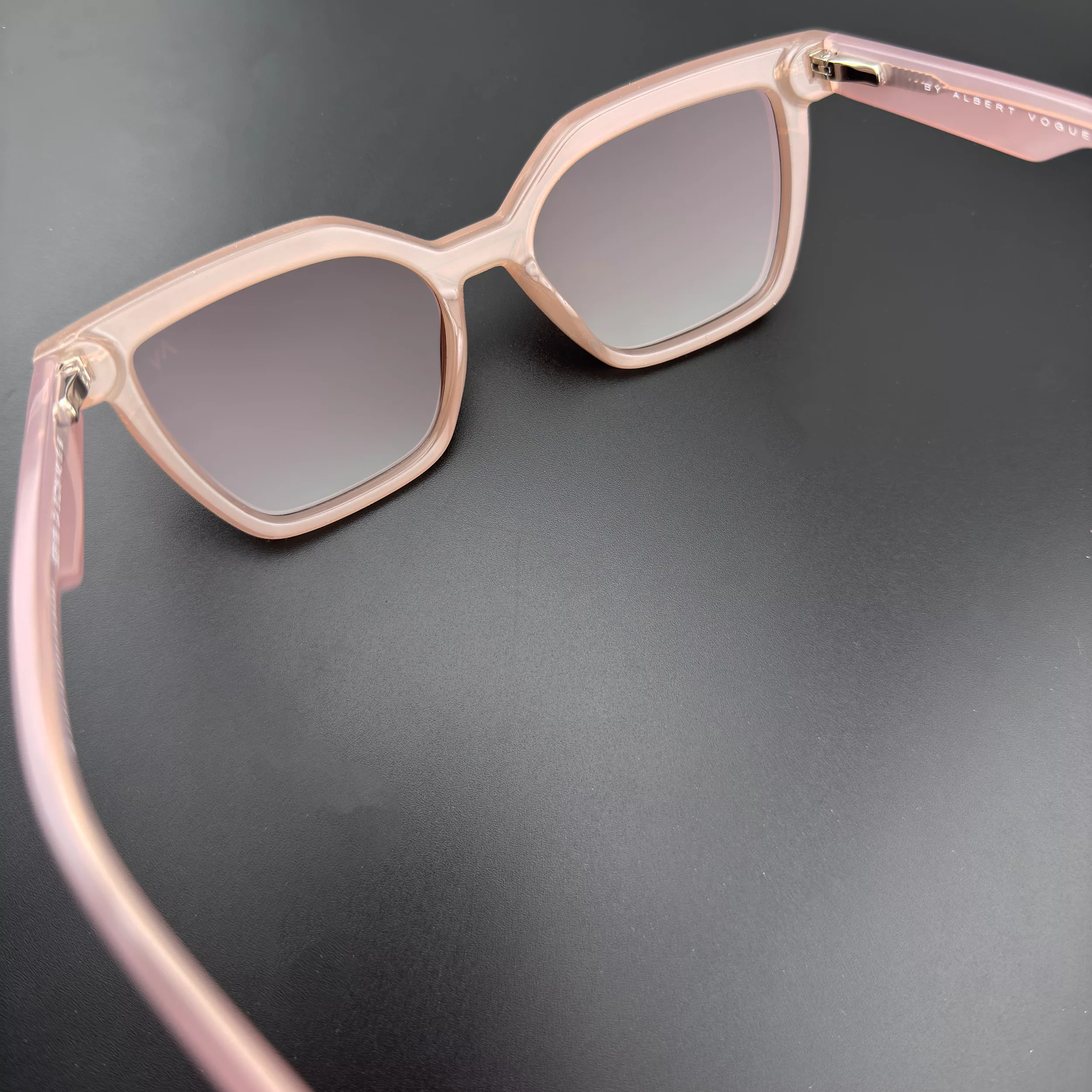 عینک آفتابی ویفرر زنانه آلبرت وگ مدل S26108C4 Acetate Avantgarde Visionary