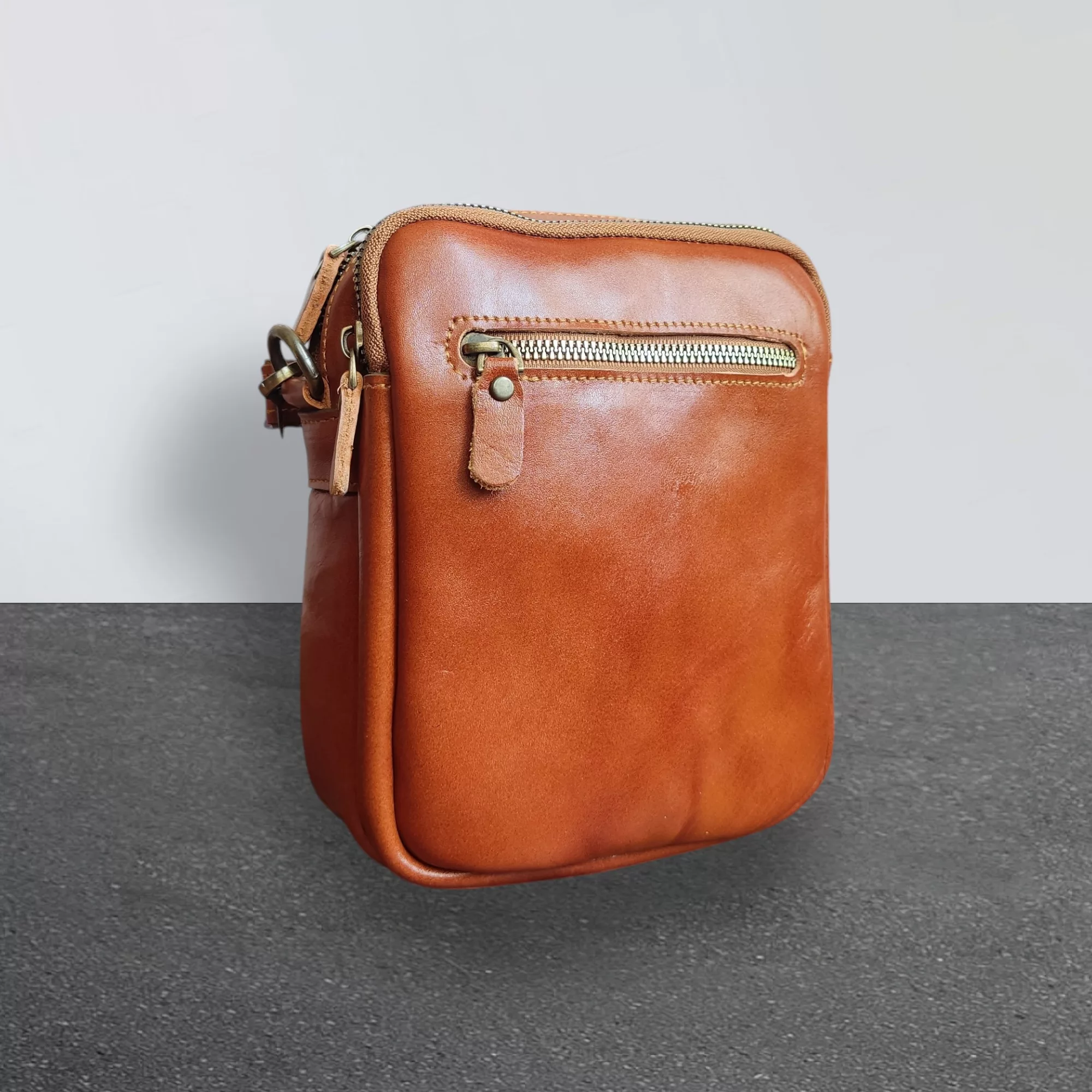 کیف رودوشی مدل چرم گاوی شاهوار