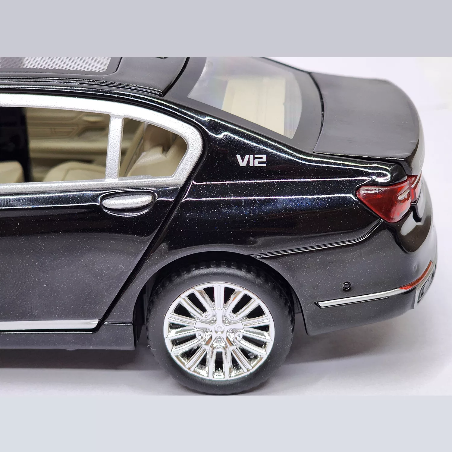 ماشین بازی مدل لیموزین بی ام و BMW 760LI