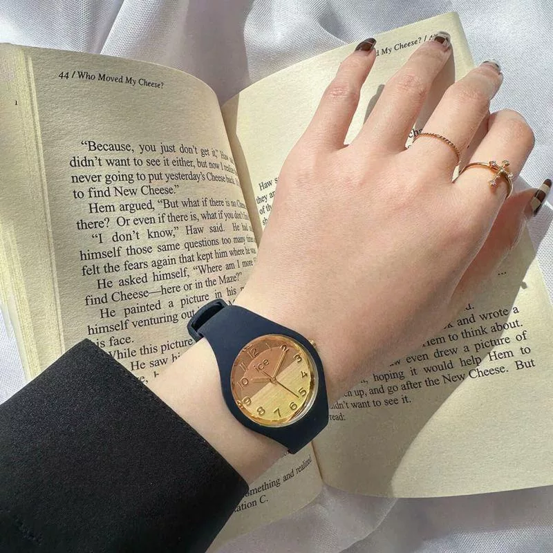 ساعت مچی عقربه ای زنانه آیس واچ مدل 021363