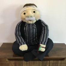 عروسک مدل پدربزرگ نشسته ارتفاع 55 سانتی متر