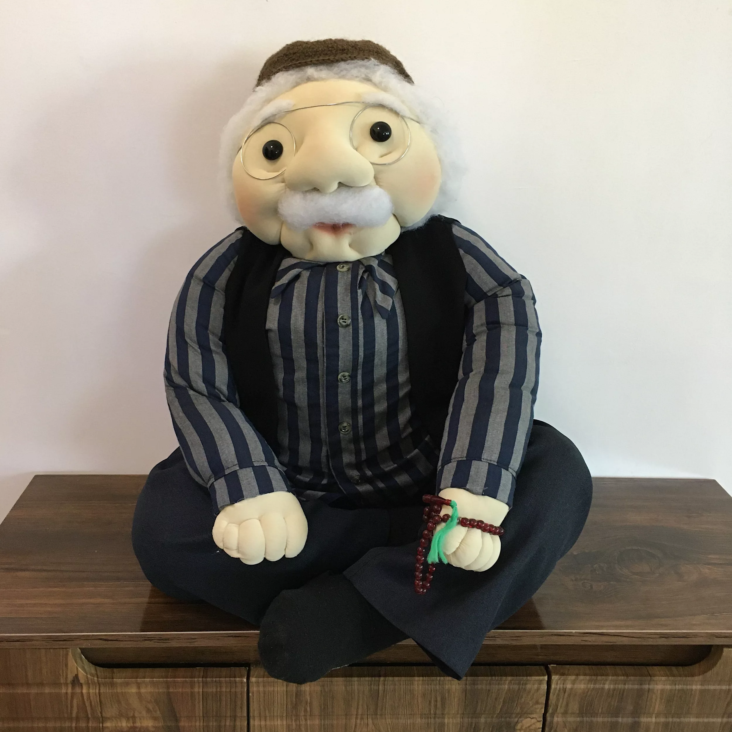 عروسک مدل پدربزرگ نشسته ارتفاع 55 سانتی متر