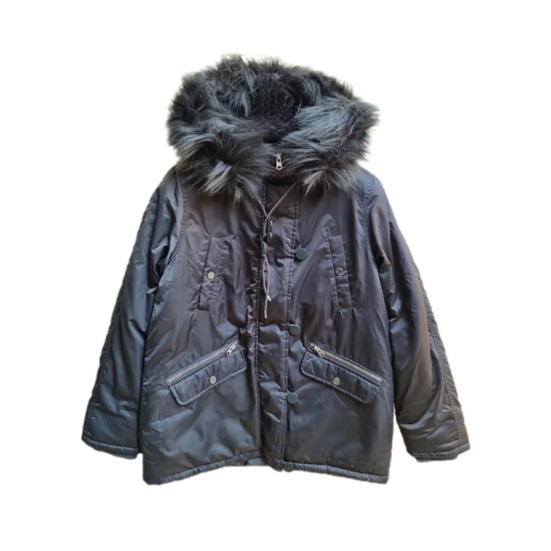 کاپشن زنانه کیو اس، از جنس پلی‌استر با طرح ساده و تنخوری معمولی، مدل Q 09