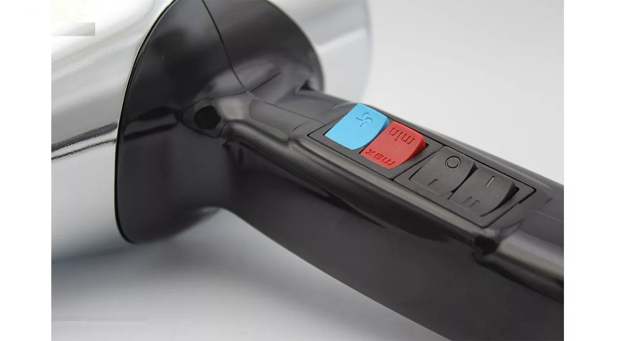 سشوار حرفه ای گوسونیک مدل GHD-229، موتور AC با توان مصرفی 1800 وات، دارای قابلیت باد سرد، فناوری تولید یون، وزن 892 گرم، تنظیم حرارت 3 حالته و کنترل سرعت 2 حالته، به همراه 1 عدد سری متمرکزکننده