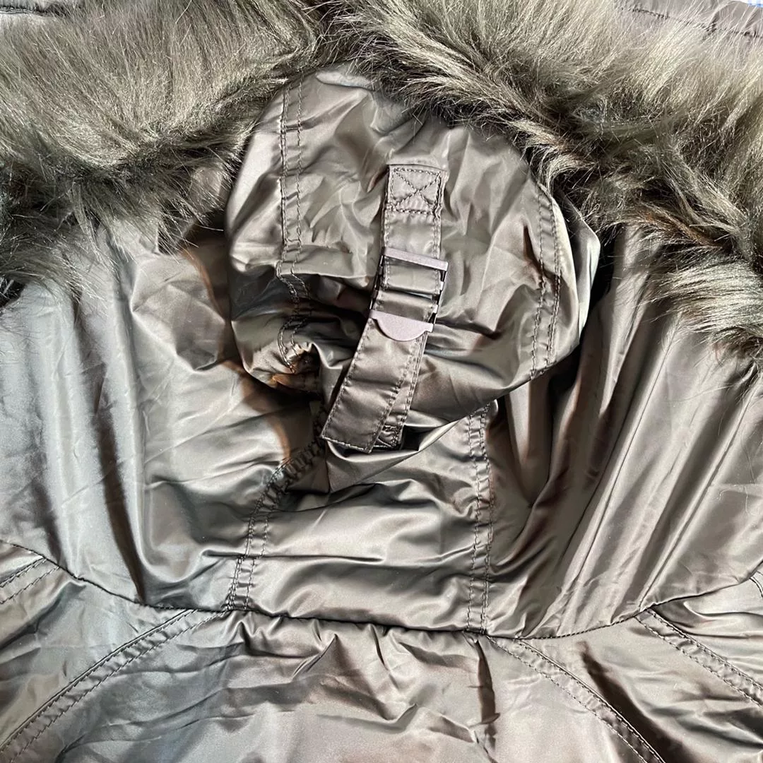 کاپشن زنانه کیو اس، از جنس پلیاستر با طرح ساده و تنخوری معمولی، مدل Q 09