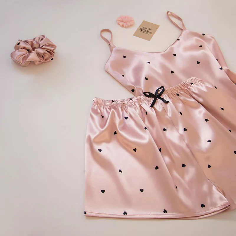 لباس خواب زنانه مدل ساتن ابریشم طرح قلب کد 66503 به همراه کش مو