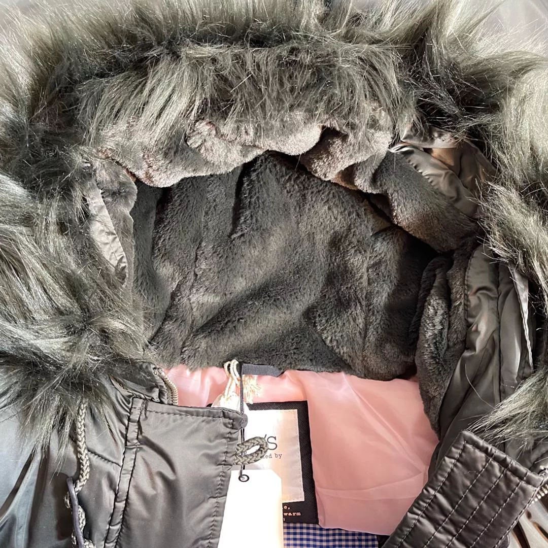 کاپشن زنانه کیو اس، از جنس پلیاستر با طرح ساده و تنخوری معمولی، مدل Q 09