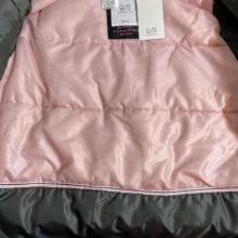 کاپشن زنانه کیو اس، از جنس پلیاستر با طرح ساده و تنخوری معمولی، مدل Q 09