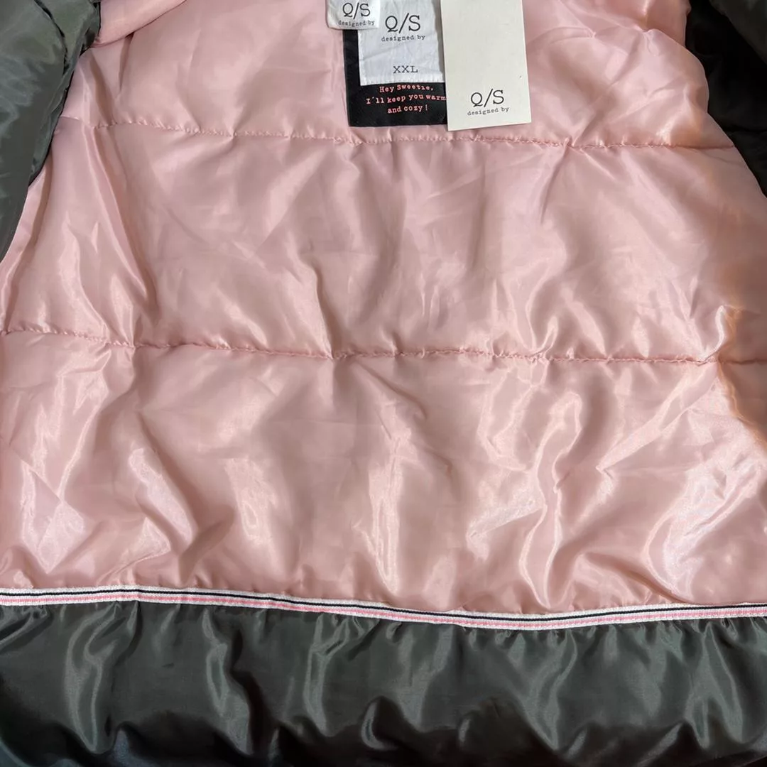 کاپشن زنانه کیو اس، از جنس پلیاستر با طرح ساده و تنخوری معمولی، مدل Q 09