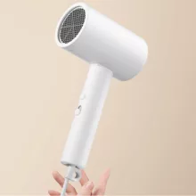 سشوار مسافرتی خانگی میجیا مدل H101، موتور AC با توان مصرفی 1600 وات، دارای قابلیت باد سرد، دارای حلقه آویختن، با حالت صاف‌کننده و حجم‌دهنده، وزن 500 گرم، تنظیم حرارت 2 حالته و کنترل سرعت 2 حالته، به همراه 1 عدد سری متمرکزکننده باریک