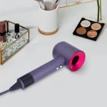 سشوار خانگی مدل BHN50، موتور AC با توان مصرفی 1600 وات، دارای قابلیت تعویض سری، باد سرد، با حالت صافکننده و حجمدهنده، وزن 1150 گرم، تنظیم حرارت 3 حالته و کنترل سرعت 3 حالته، به همراه 2 سری متمرکزکننده، نازل صافکننده و خشککن ملایم