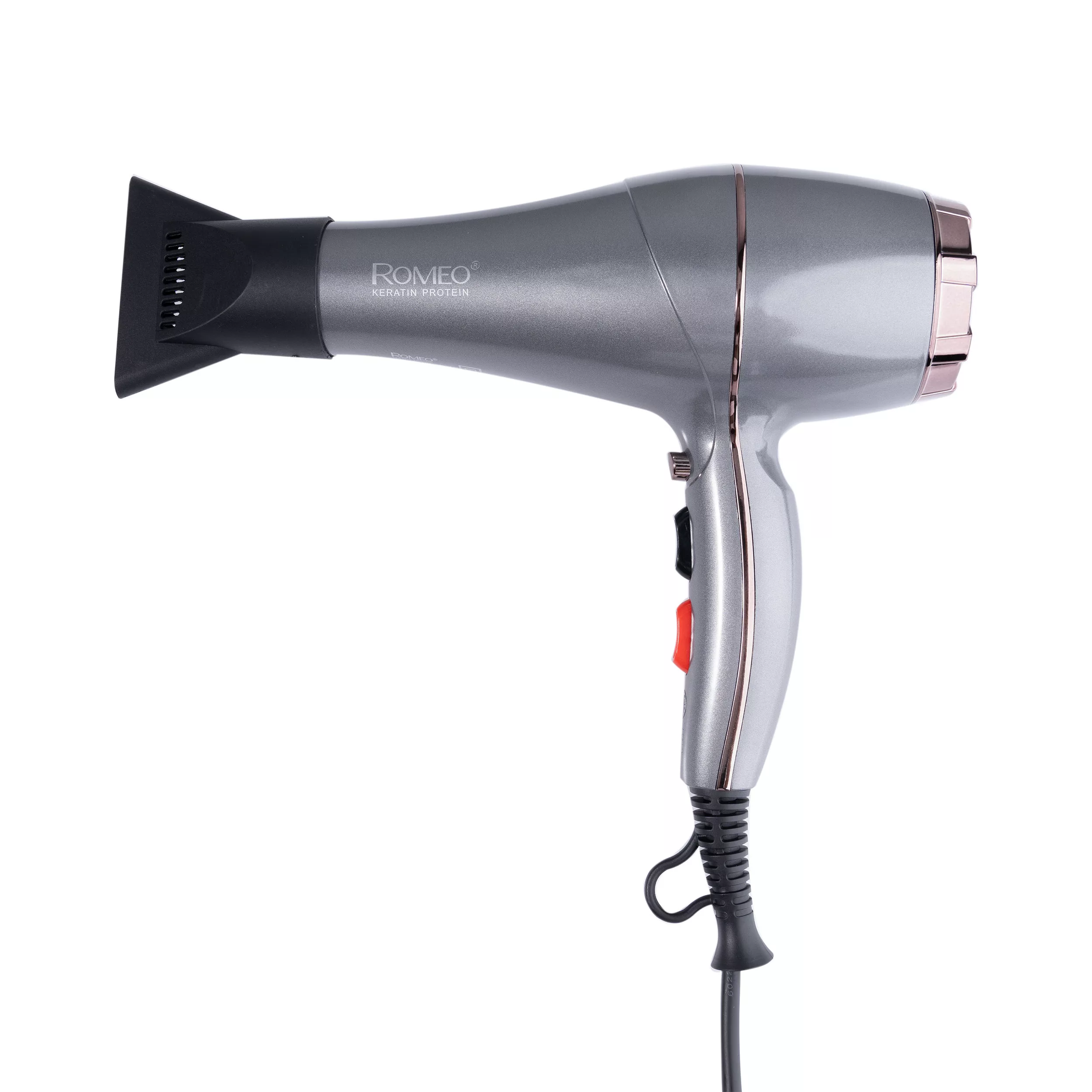 سشوار حرفه‌ای رومئو مدل RM-5858، موتور AC با توان مصرفی 2200 وات، دارای قابلیت باد سرد، طراحی ارگونومیک، دارای حلقه آویختن، با حالت صاف‌کننده و حجم‌دهنده، وزن 450 گرم، تنظیم حرارت 3 حالته و کنترل سرعت 2 حالته، به همراه متمرکزکننده باریک