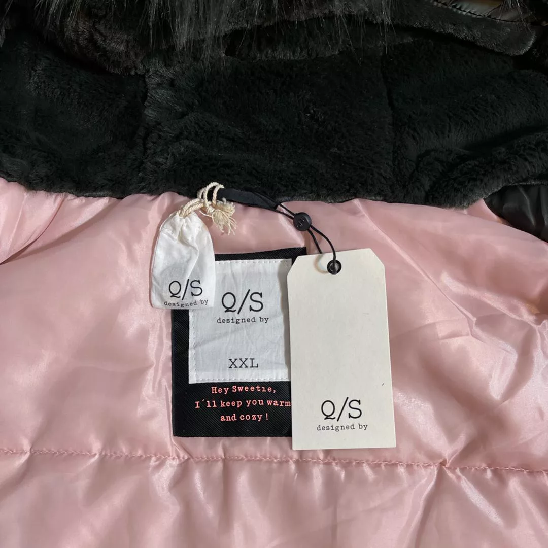 کاپشن زنانه کیو اس، از جنس پلیاستر با طرح ساده و تنخوری معمولی، مدل Q 09